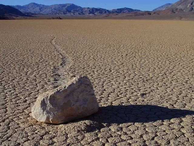 Pierre dans la Racetrack Playa de la Vallée de la Mort