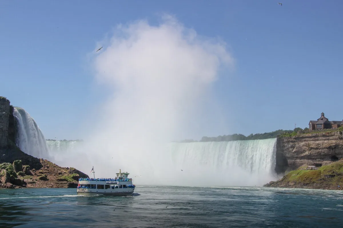 Bateau de touristes sur la rivière