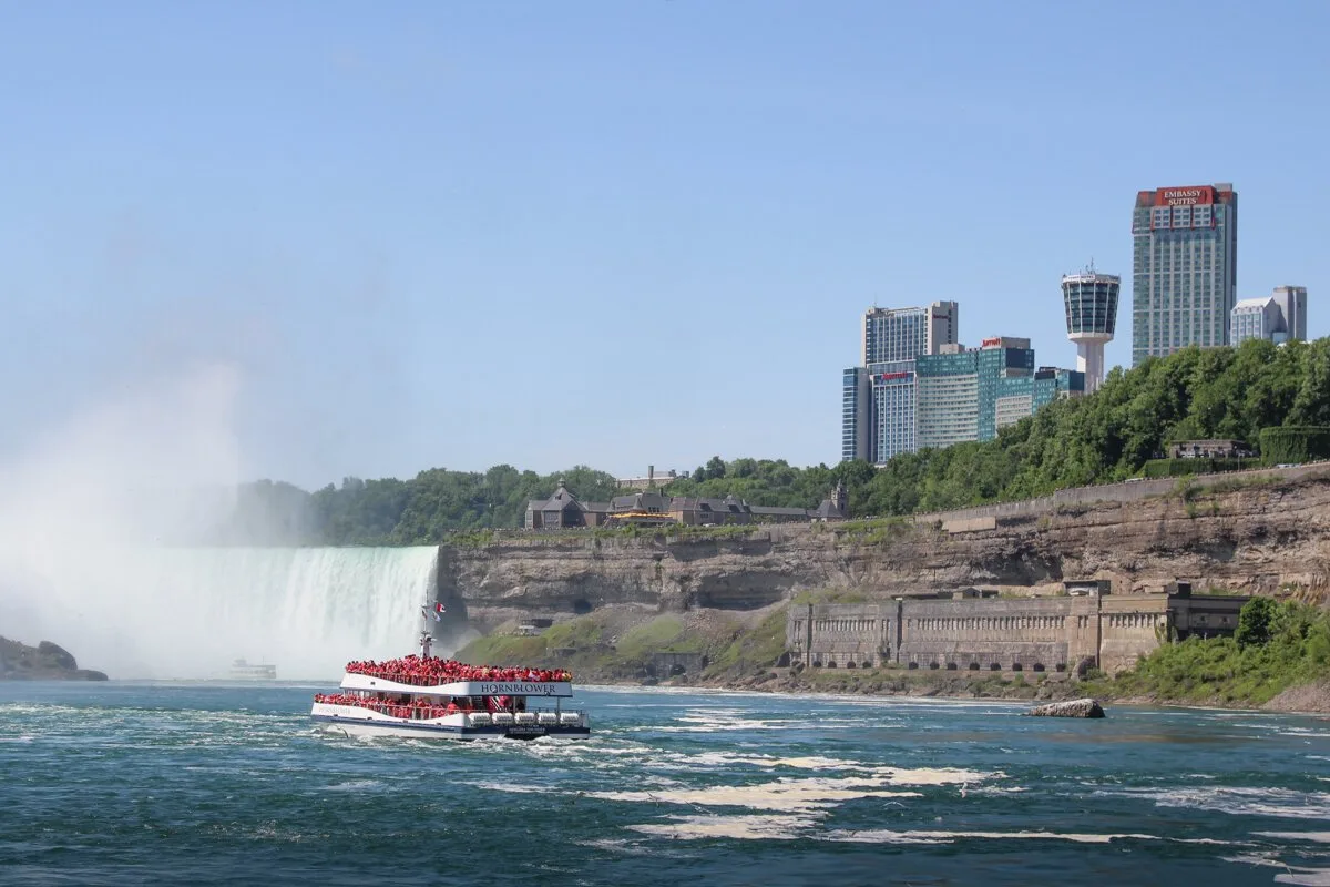 Bateau touristique sur l'eau et hôtels en arrière plan