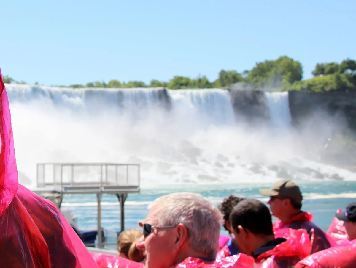 Gens en ponchos rouges sur le bateau du Maid of the Mist