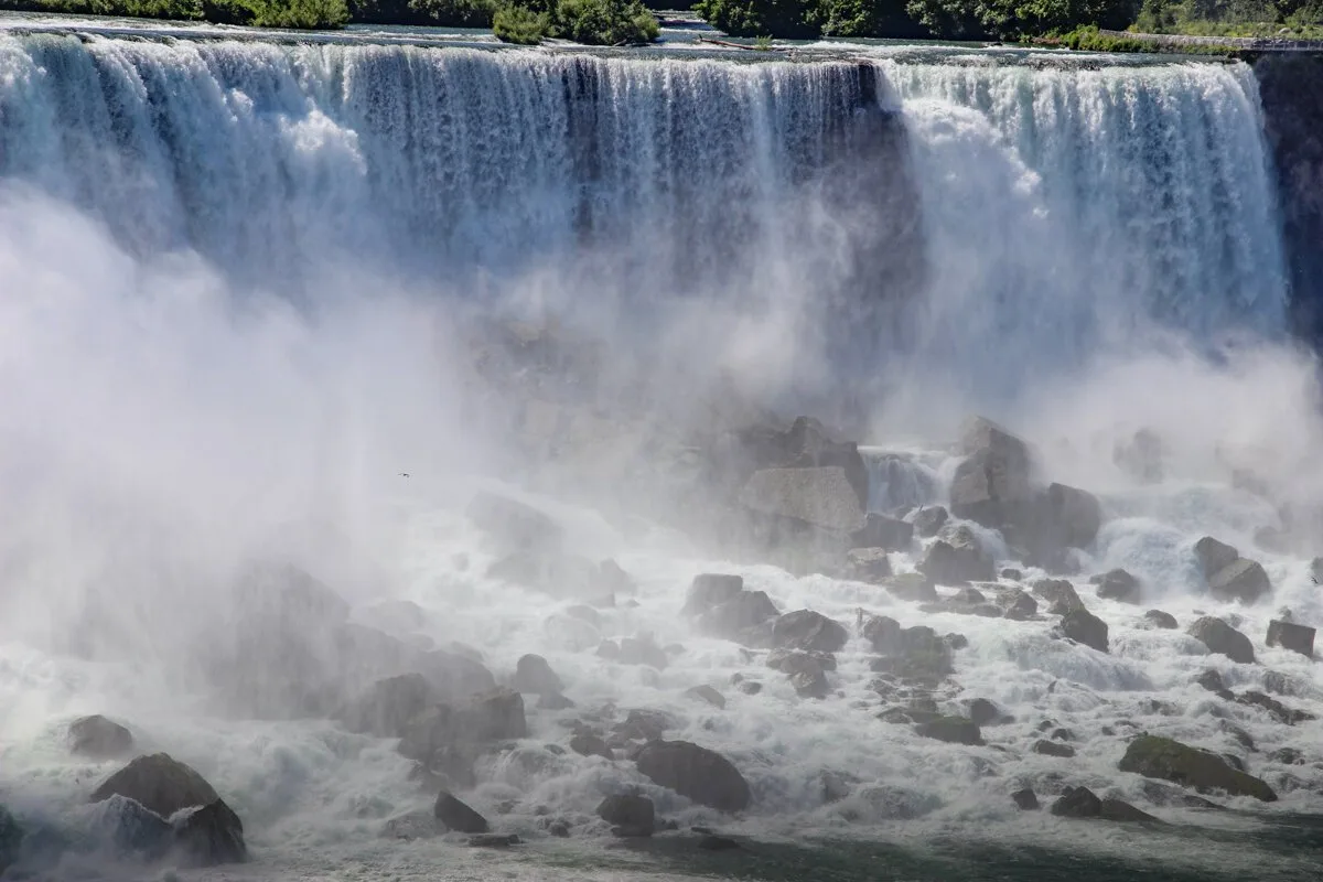 Chute avec brouillard et rochers