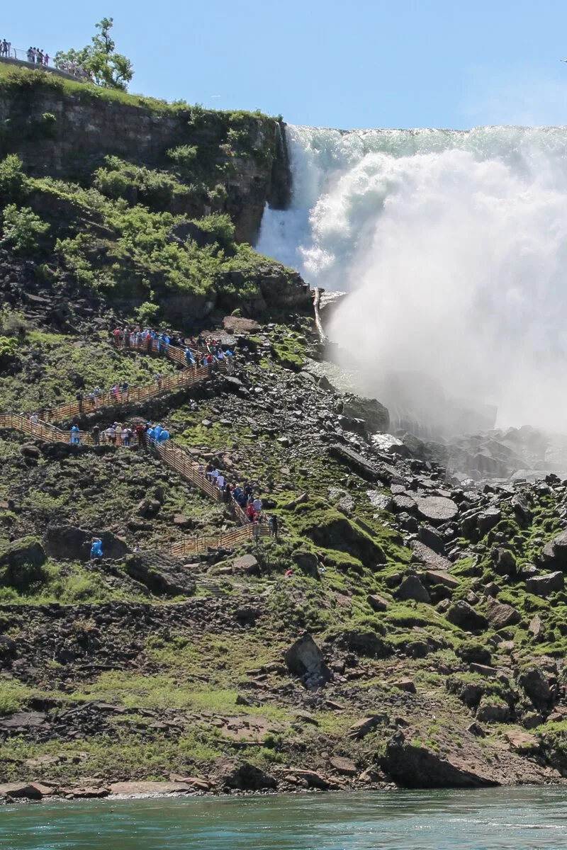 Escaliers près de l'eau et visiteurs qui descendent