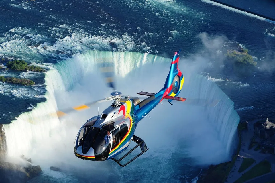 Hélicoptère volant au-dessus de Horseshoe Falls