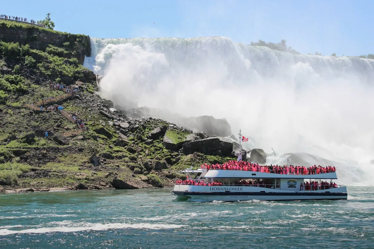 Bateau Hornblower rempli de passagers