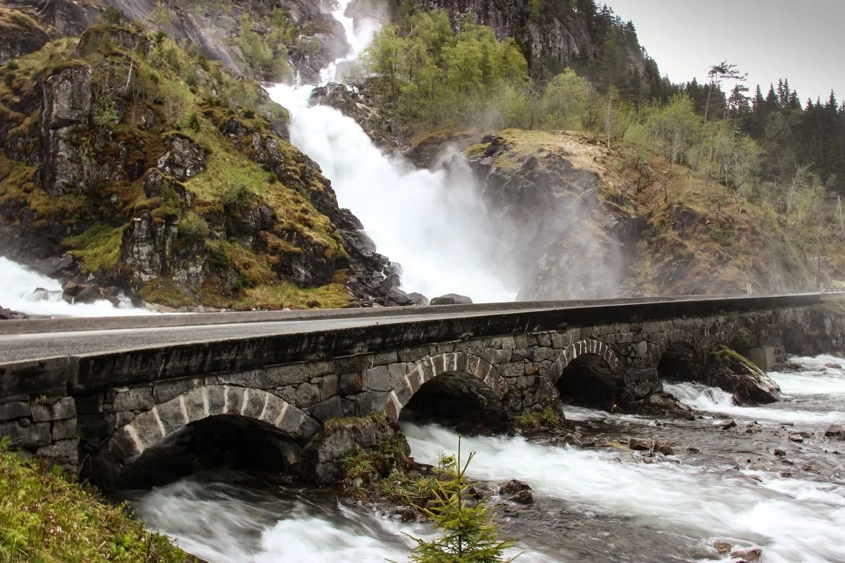 Les chutes de Latefossen en Norvège