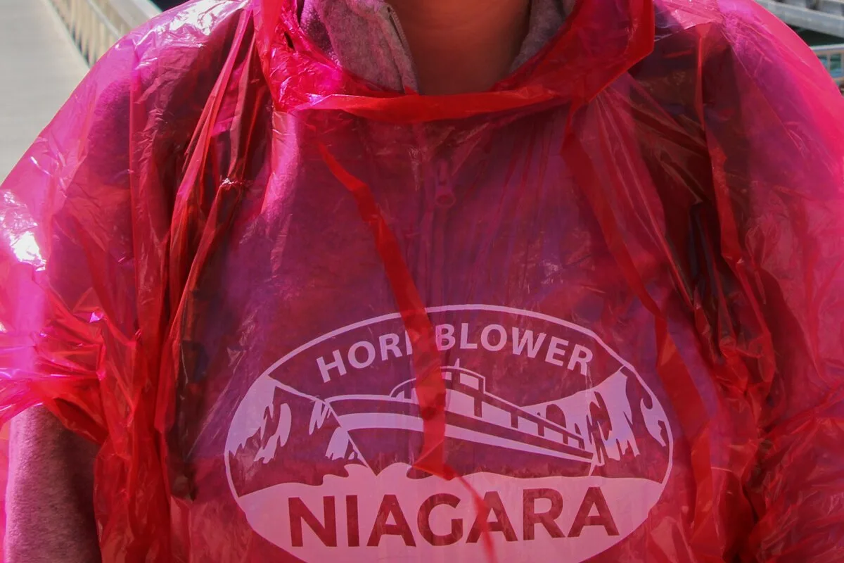 Personne en poncho rouge avec logo