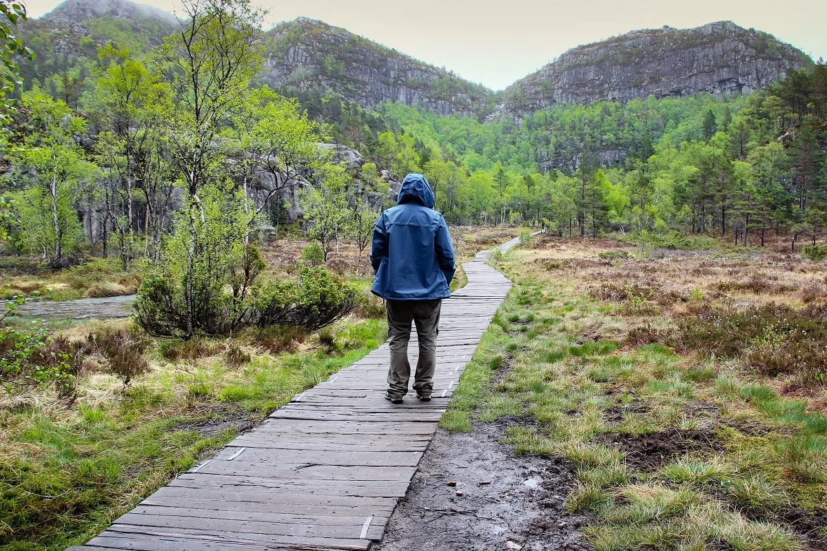 Sur le chemin de la randonnée du Preikestolen en Norvège