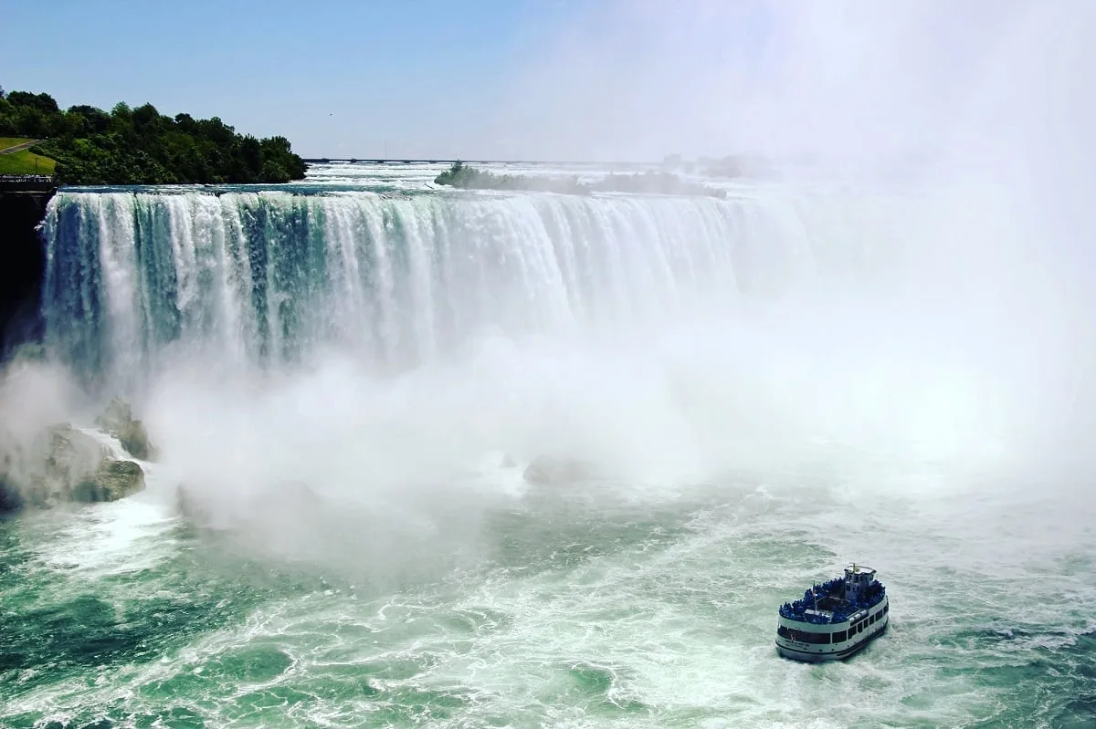 Chute avec bateau sur la rivière