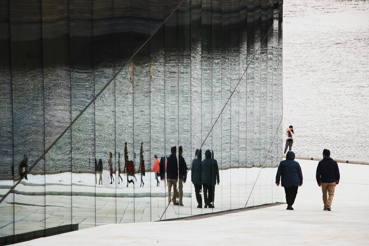 Visiter l'opéra d'Oslo passe également par l'observation des réflexions sur sa façade !