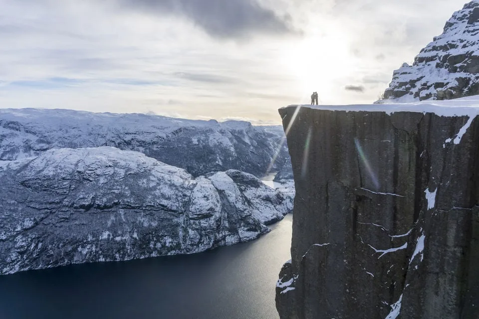 Le Preikestolen (ou Pulpit Rock) l'hiver, sous la neige