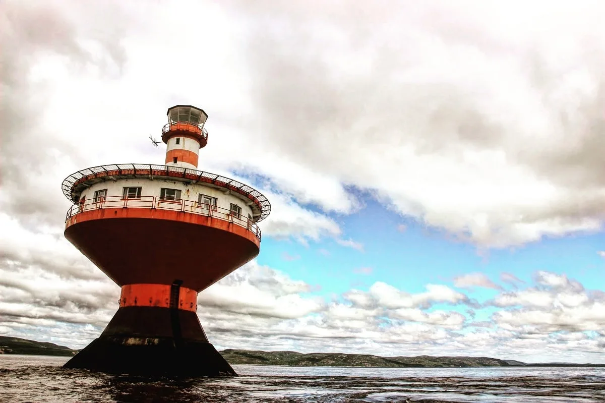Phare rouge et blanc sur l'eau