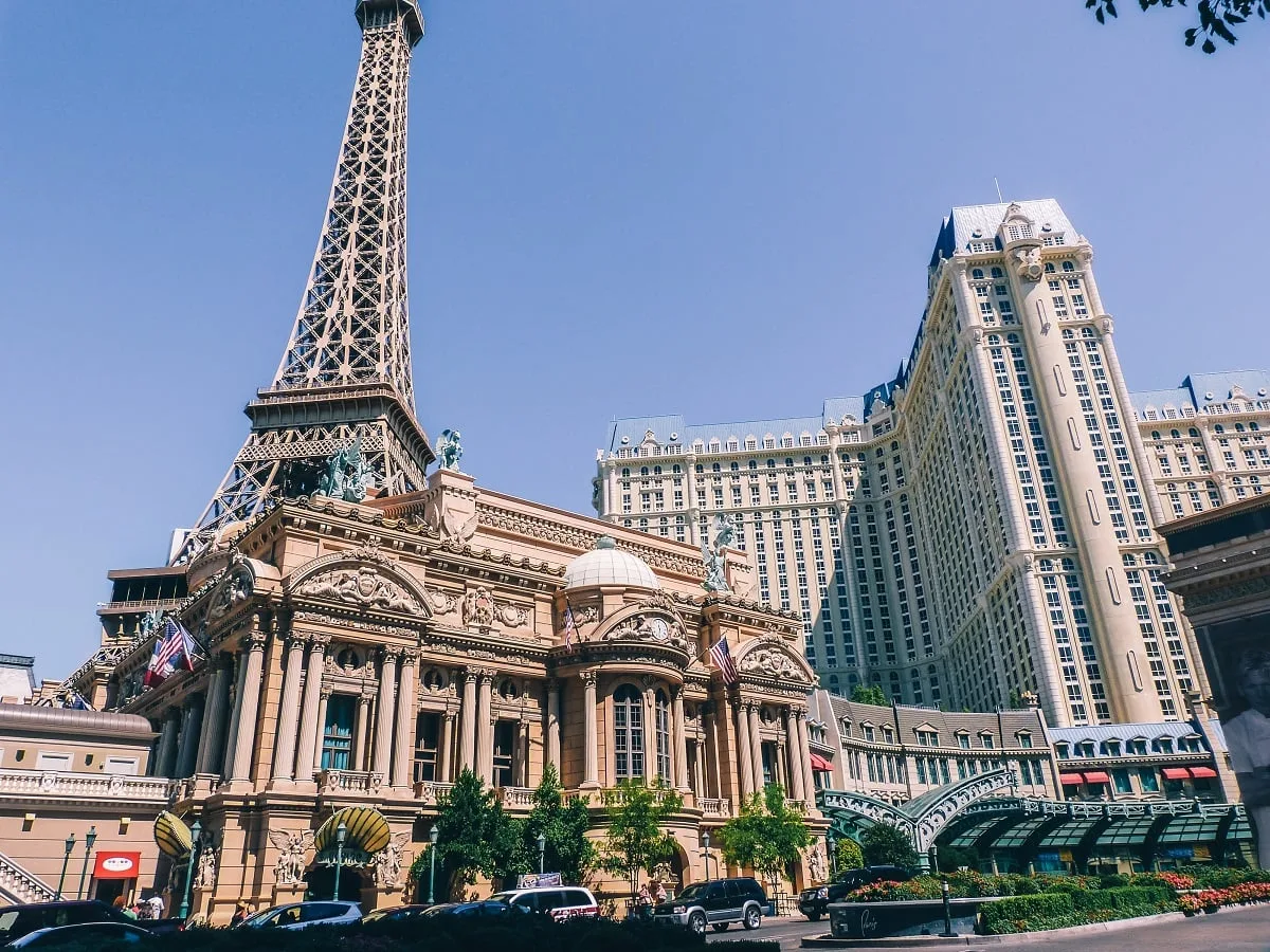 La Tour Eiffel de Las Vegas et l'hôtel derrière