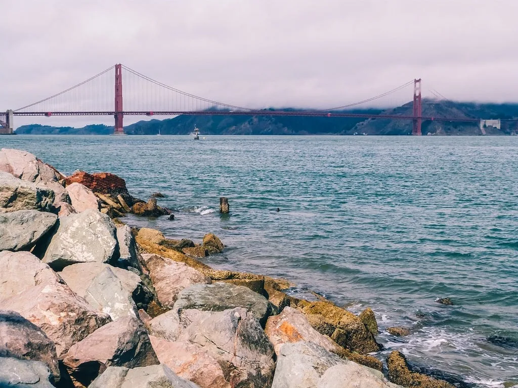 Vue sur le Golden Gate depuis la promenade à vélo le long de la baie de San Francisco