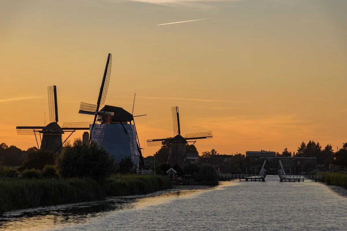 Les moulins de Kinderdijk au bord de l'eau en fin de journée