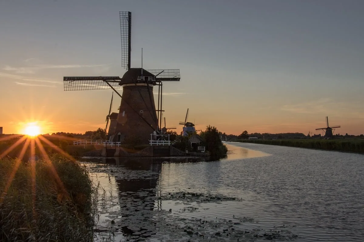 La vue sur les moulins au coucher de soleil depuis la passerelle
