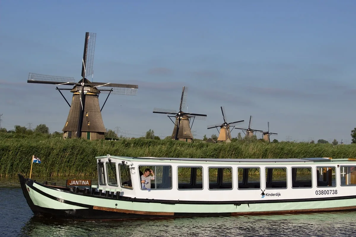 Bateau qui navigue sur le canal