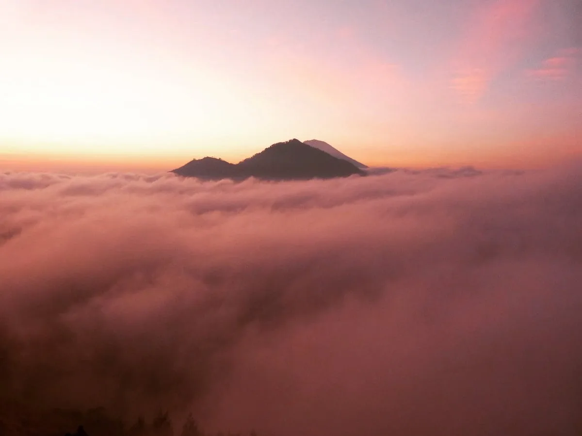 Paysage au sommet du Mont Batur après la randonnée