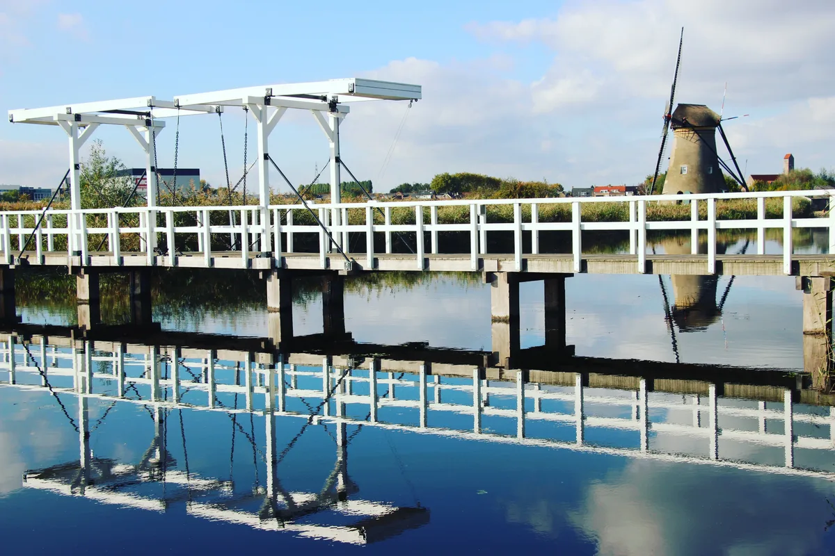 Passerelle au-dessus de l'eau qui se reflète