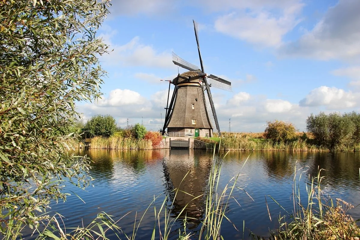 Moulin qui se reflète sur l'eau