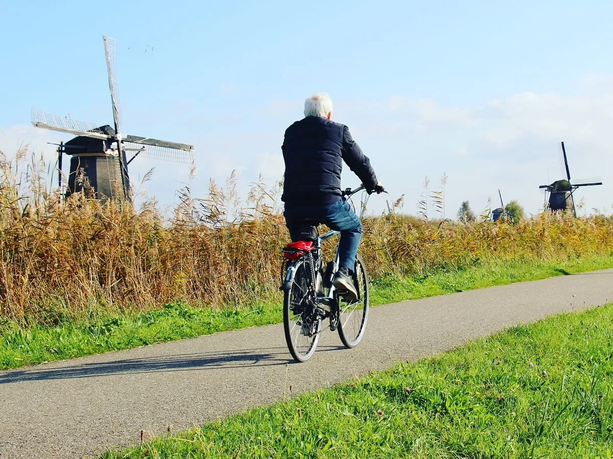 Cycliste à vélo sur un petit chemin