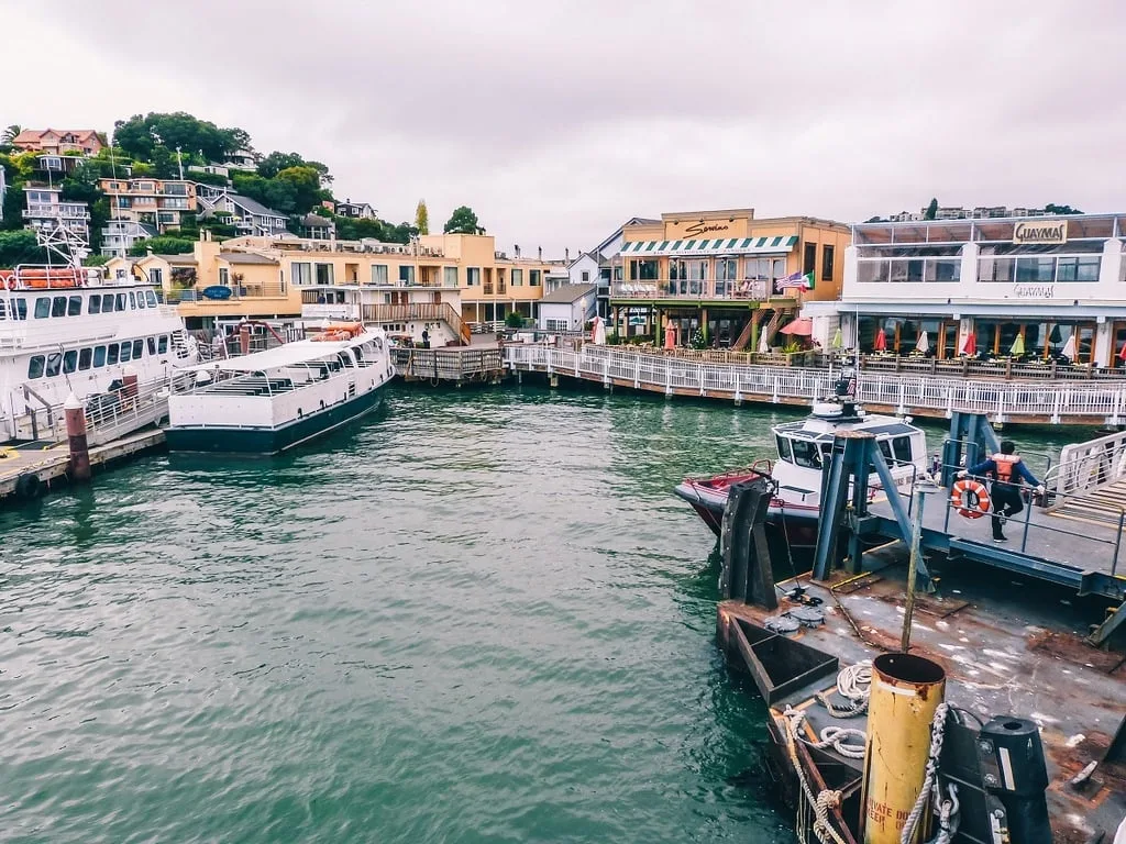 Prendre le ferry depuis Tiburon pour rejoindre les Pier de San Francisco