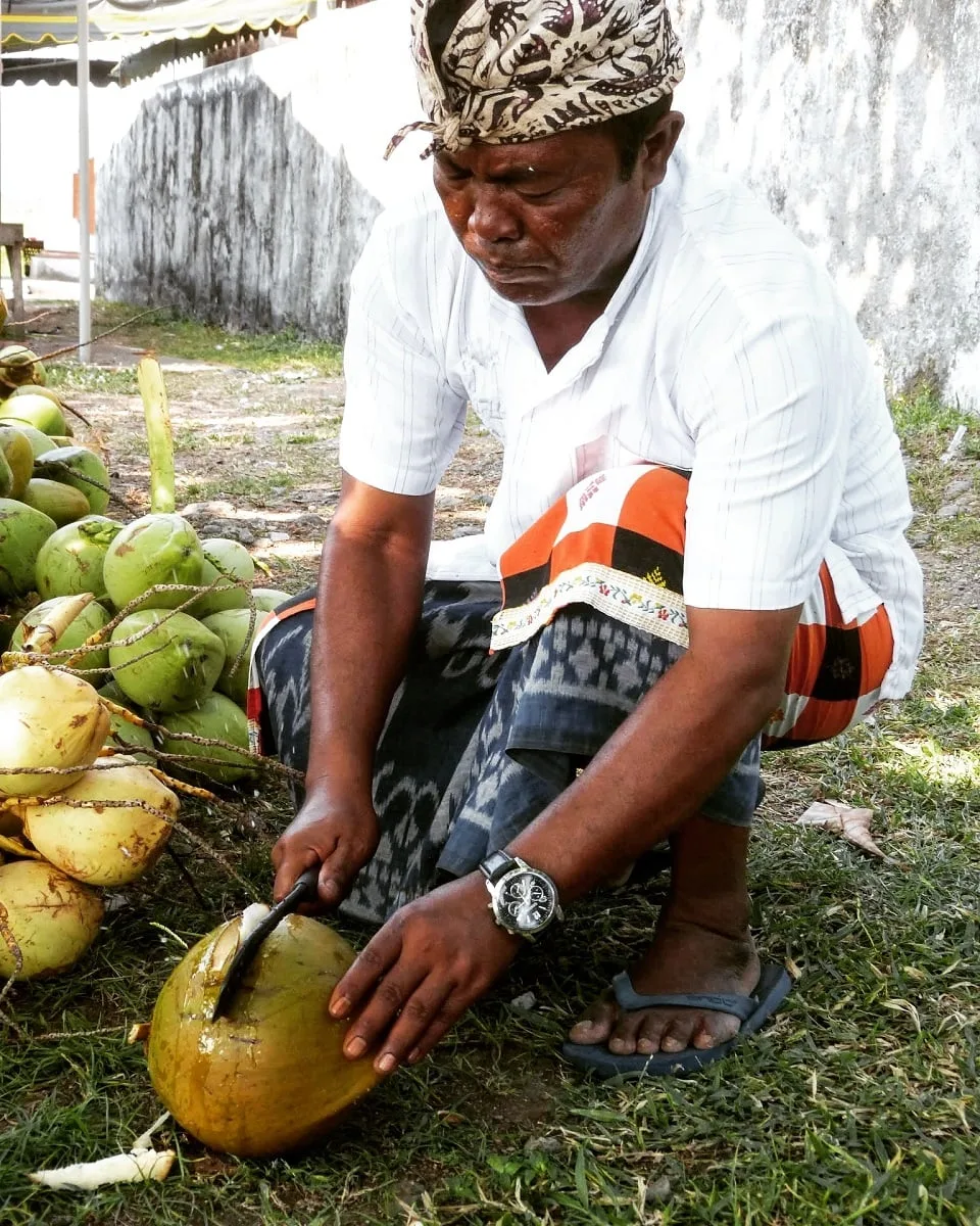 Dégustation de lait de coco à Bali