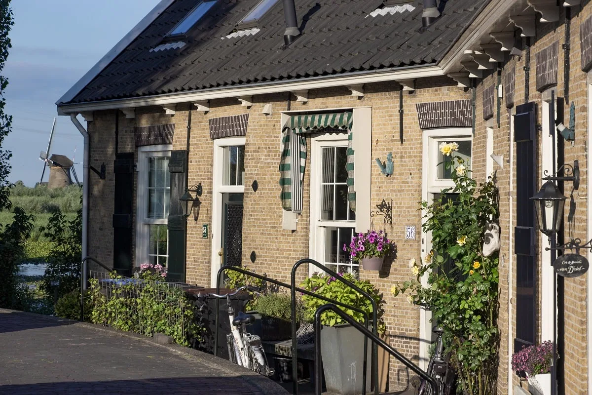 Façade d'une maison dans le village de Kinderdijk