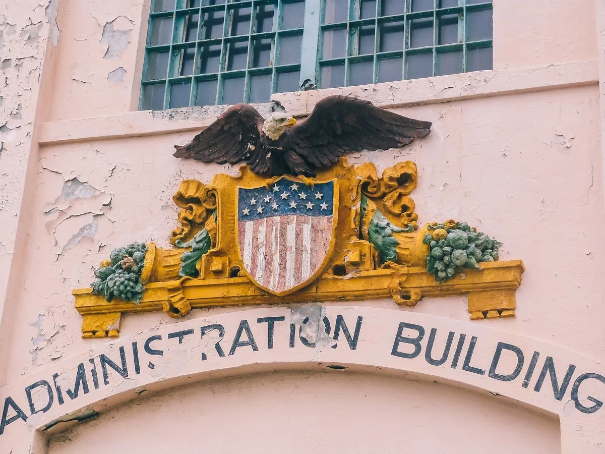 Façade d'un bâtiment administratif d'Alcatraz