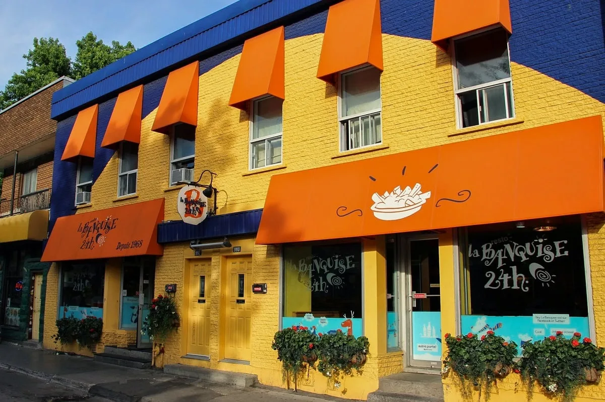 La façade colorée du restaurant de poutines "La Banquise" à Montréal