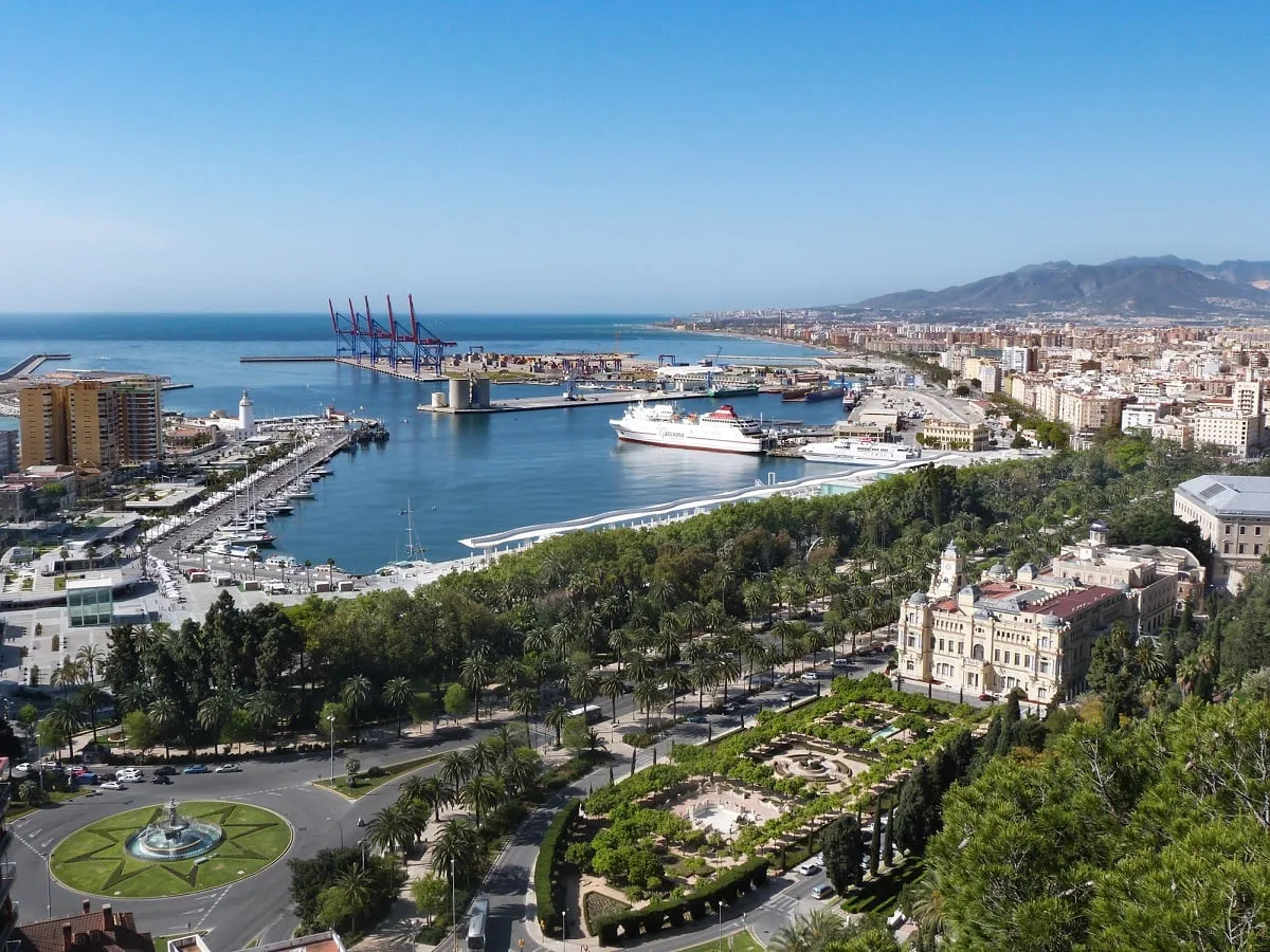 La vue sur le port de Malaga depuis l'Alcazaba