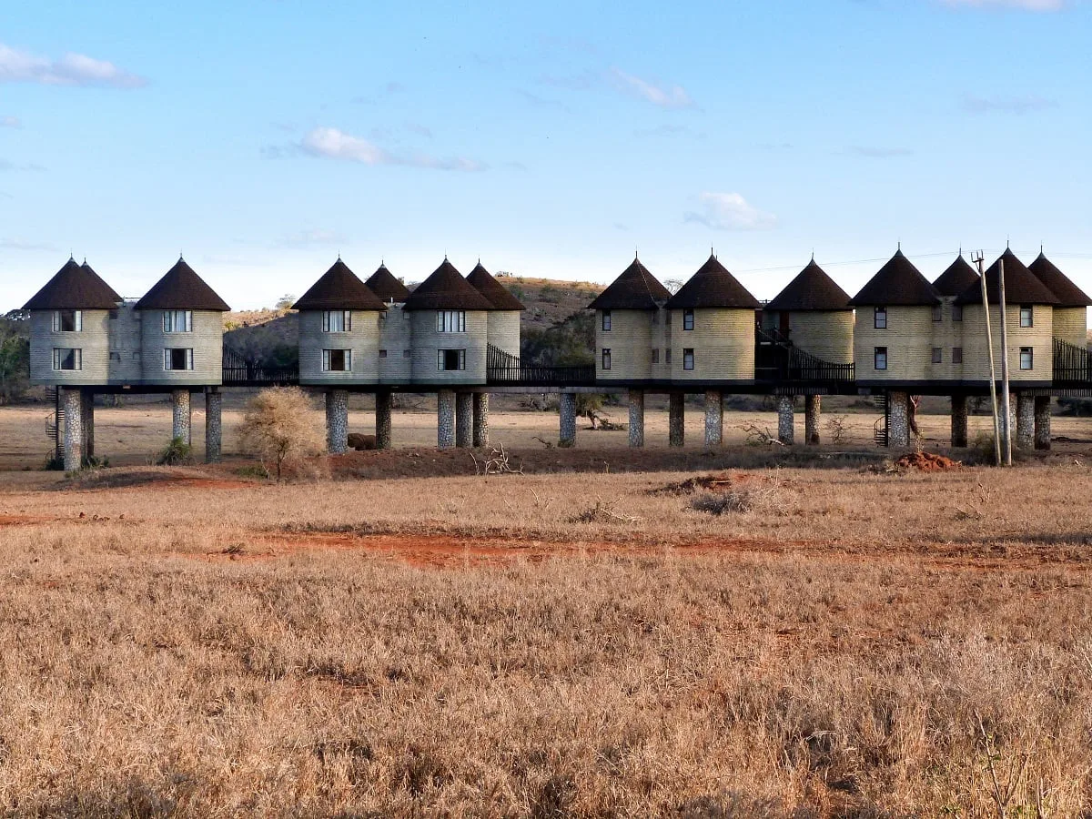 Les chambres sur piloti du Sarova Saltlick Lodge