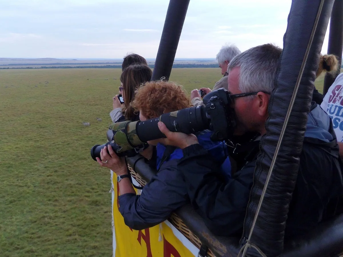 Photographes équipés d'appareils photo dans la nacelle