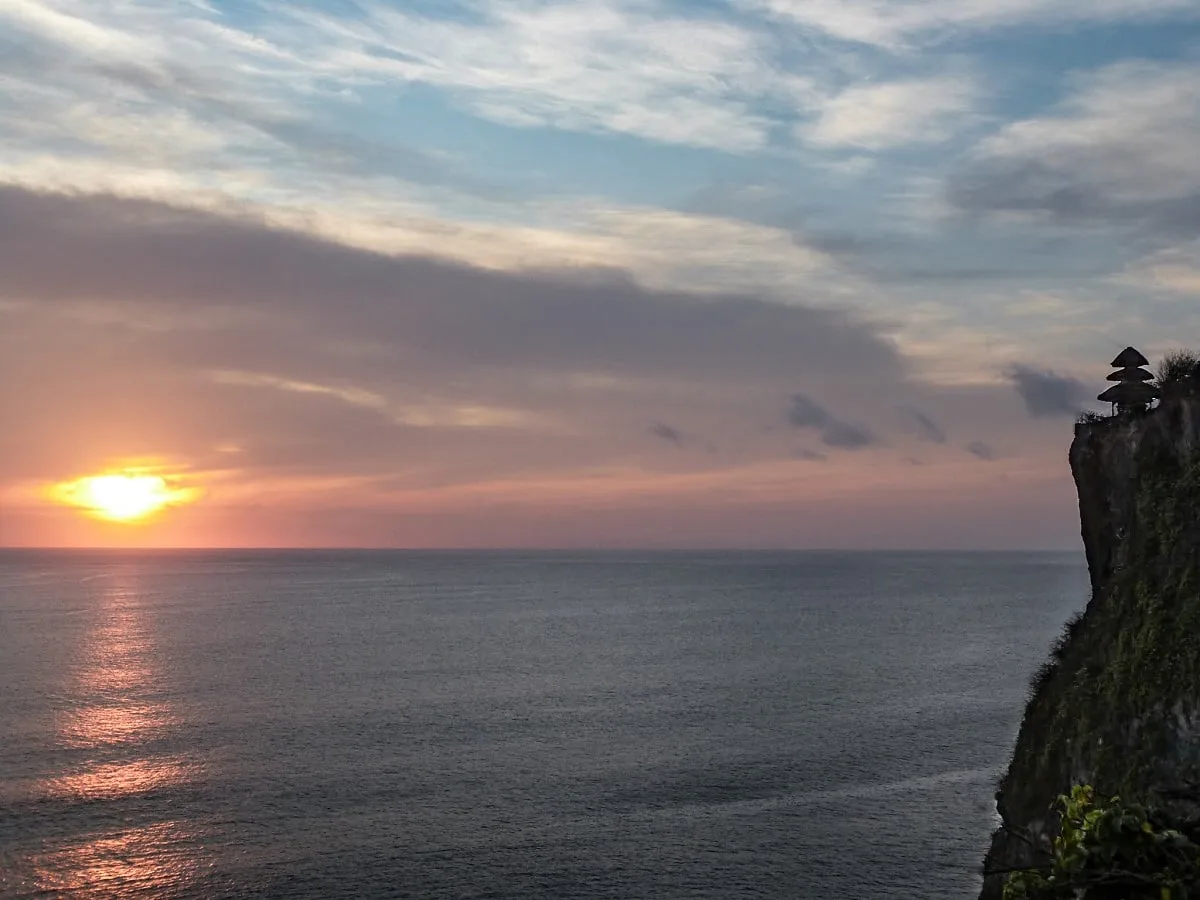 Coucher de soleil au temple d'Ulu Watu à Bali