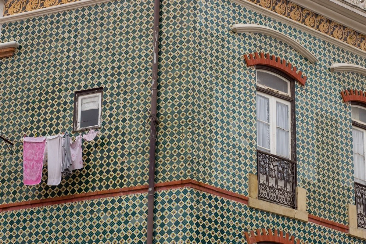 Une façade dans Lisbonne en azulejos