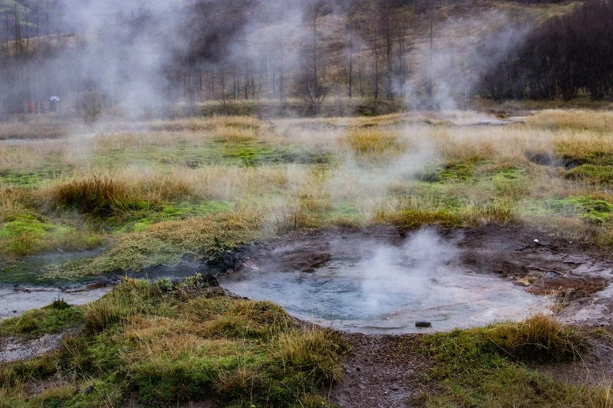 Le sol bouillonnant du site de Geysir
