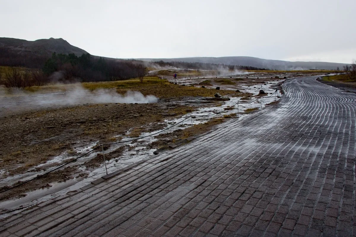 Sur le parcours du site de Geysir, au milieu des geysers