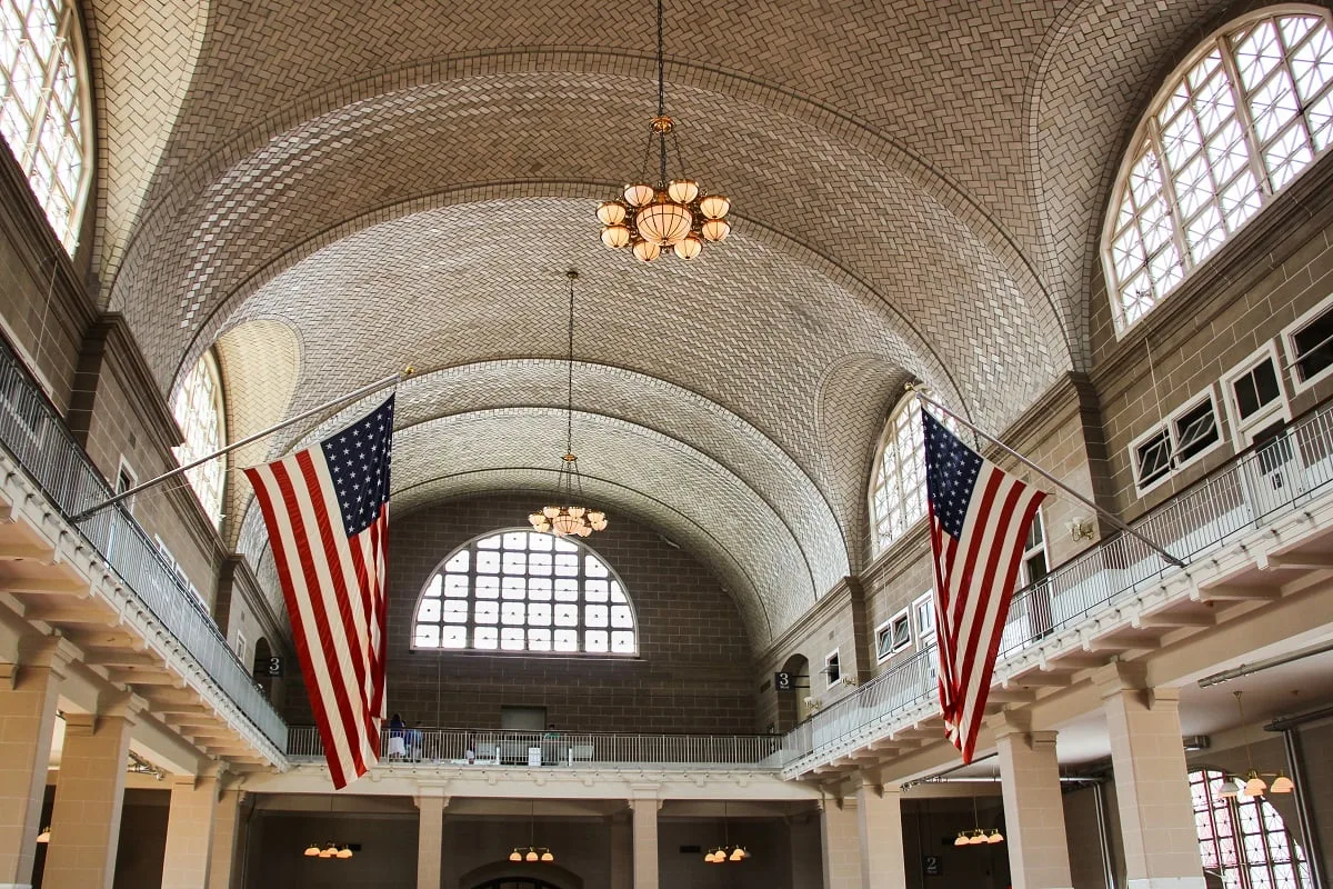 Le hall d'entrée d'Ellis Island, qui servait d'accueil pour les immigrants