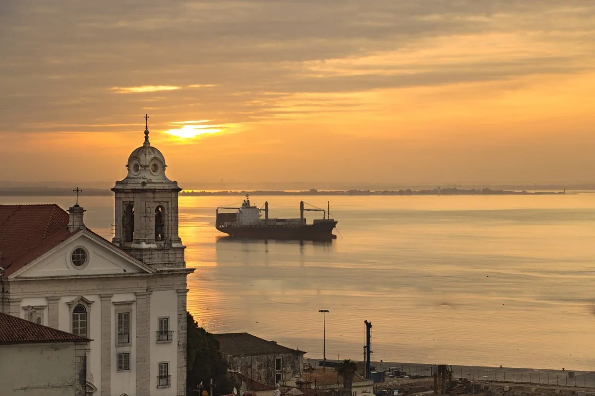 Lever de soleil depuis le Portas do Sol à Lisbonne