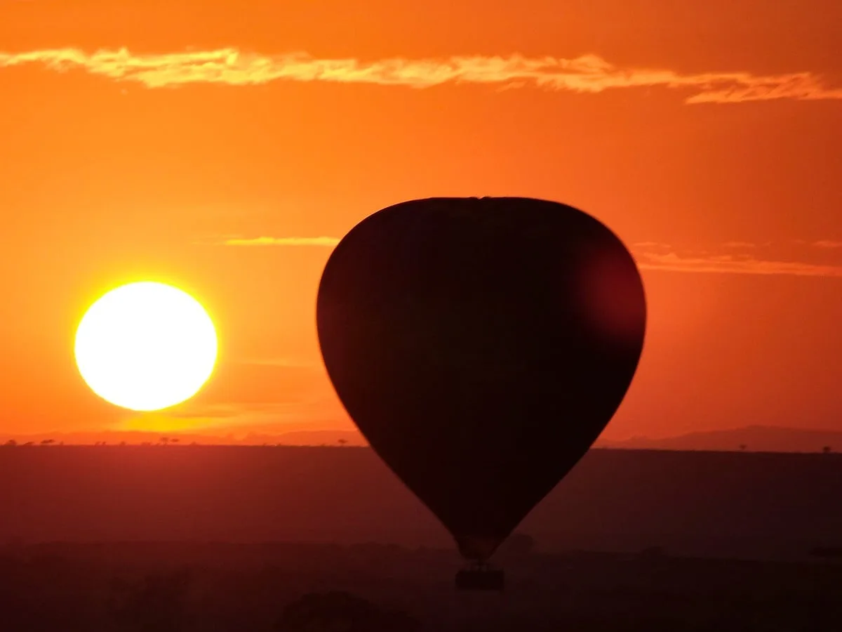 Montgolfière dans le ciel du Masai Mara