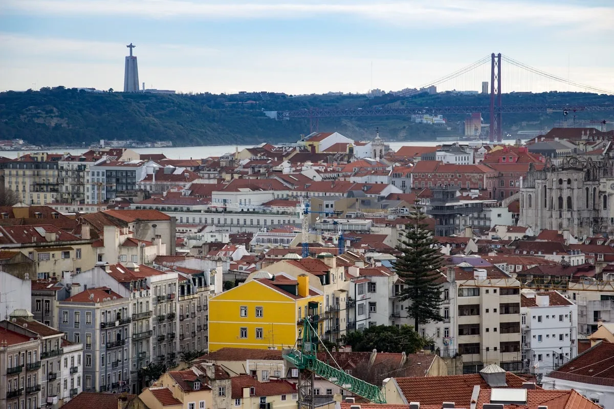 Panorama sur Lisbonne avec le Cristo Rei au loin