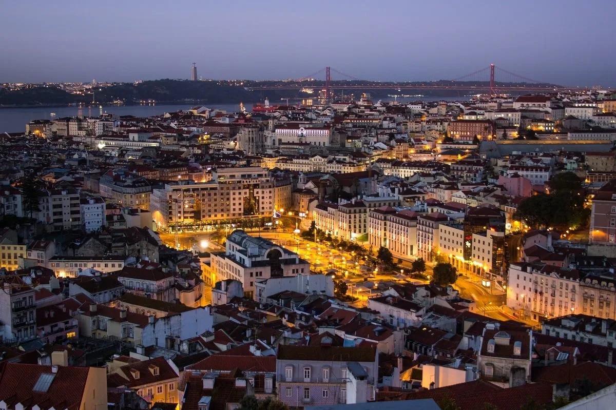 Panorama de Lisbonne de nuit