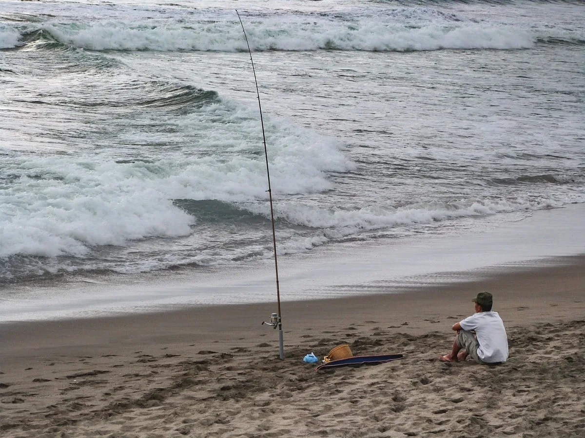 Un pêcheur sur la plage à Bali