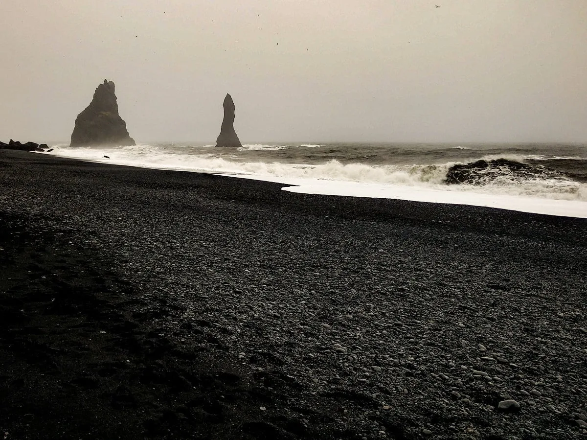 La plage de Reynisfjara par mauvais temps, avec de la houle