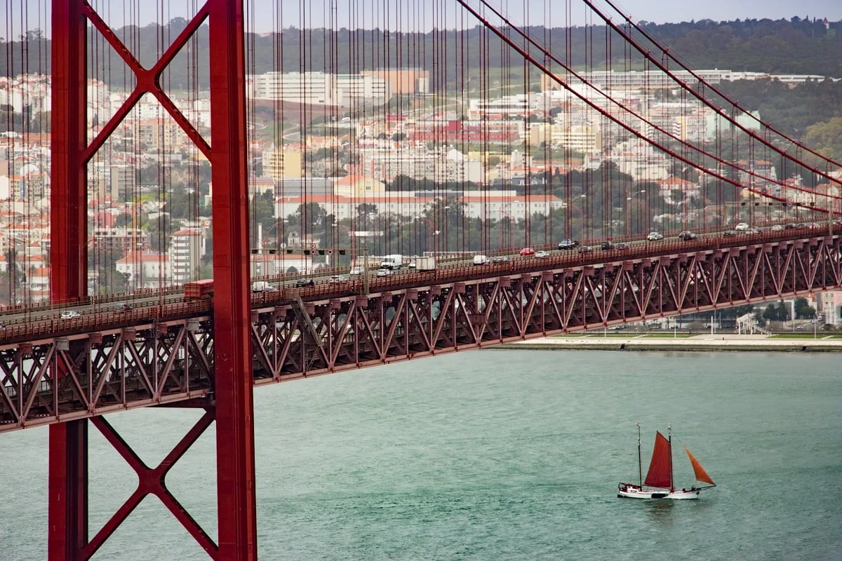 Visiter le Cristo Rei permet également d'avoir une superbe vue sur le Pont du 25 Avril qui relie Lisbonne et Almada