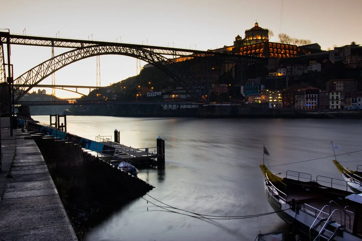 Lever de soleil sur le Ponte Luis I, depuis la rive nord