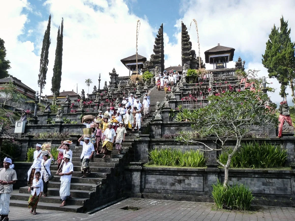 Procession dans l'un des temples de Besakih à Bali