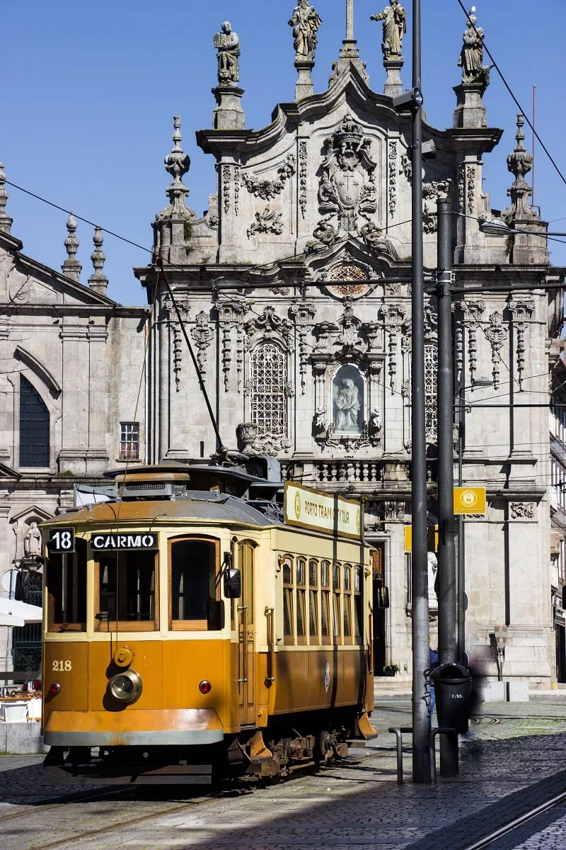 Le tramway de la ligne 22 à Porto