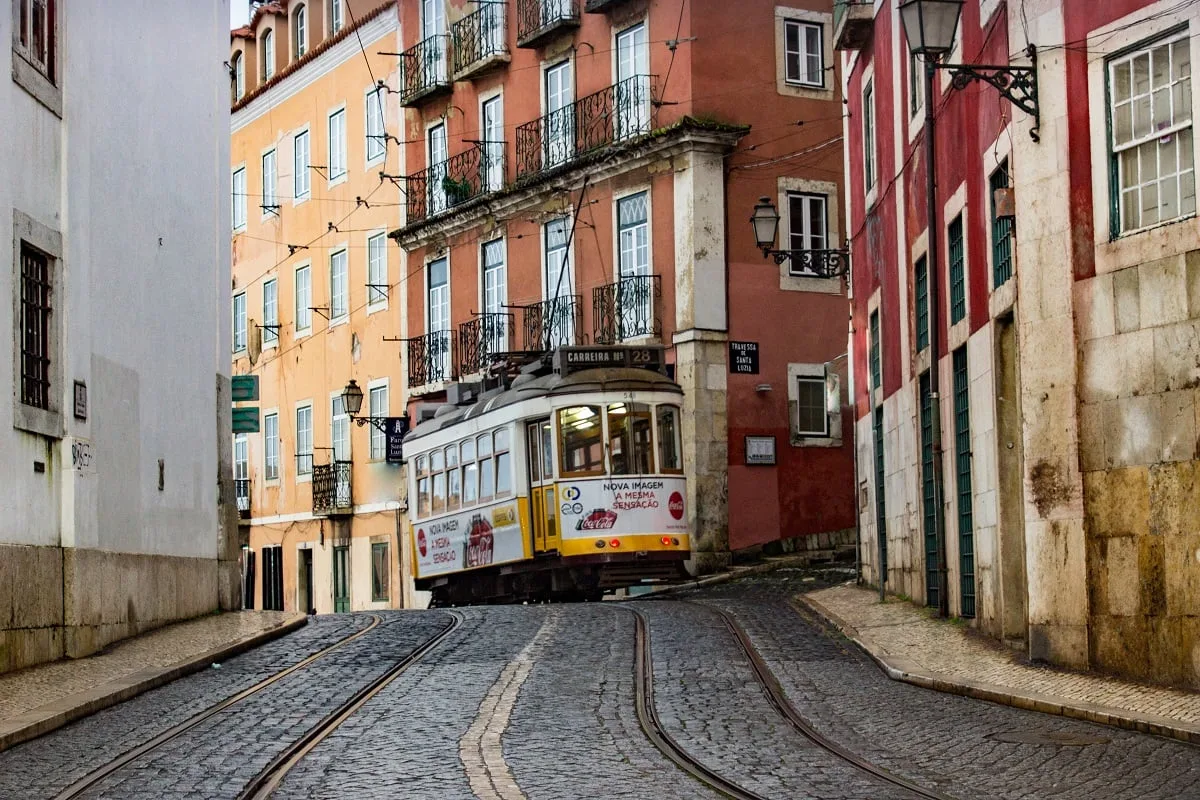 Un tramway sur une rue pavée d'Alfama