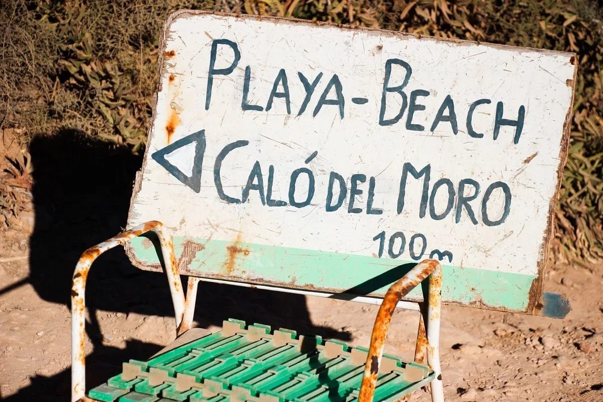 La plage de Calo des Moro est indiquée depuis la Cala s'Almunia