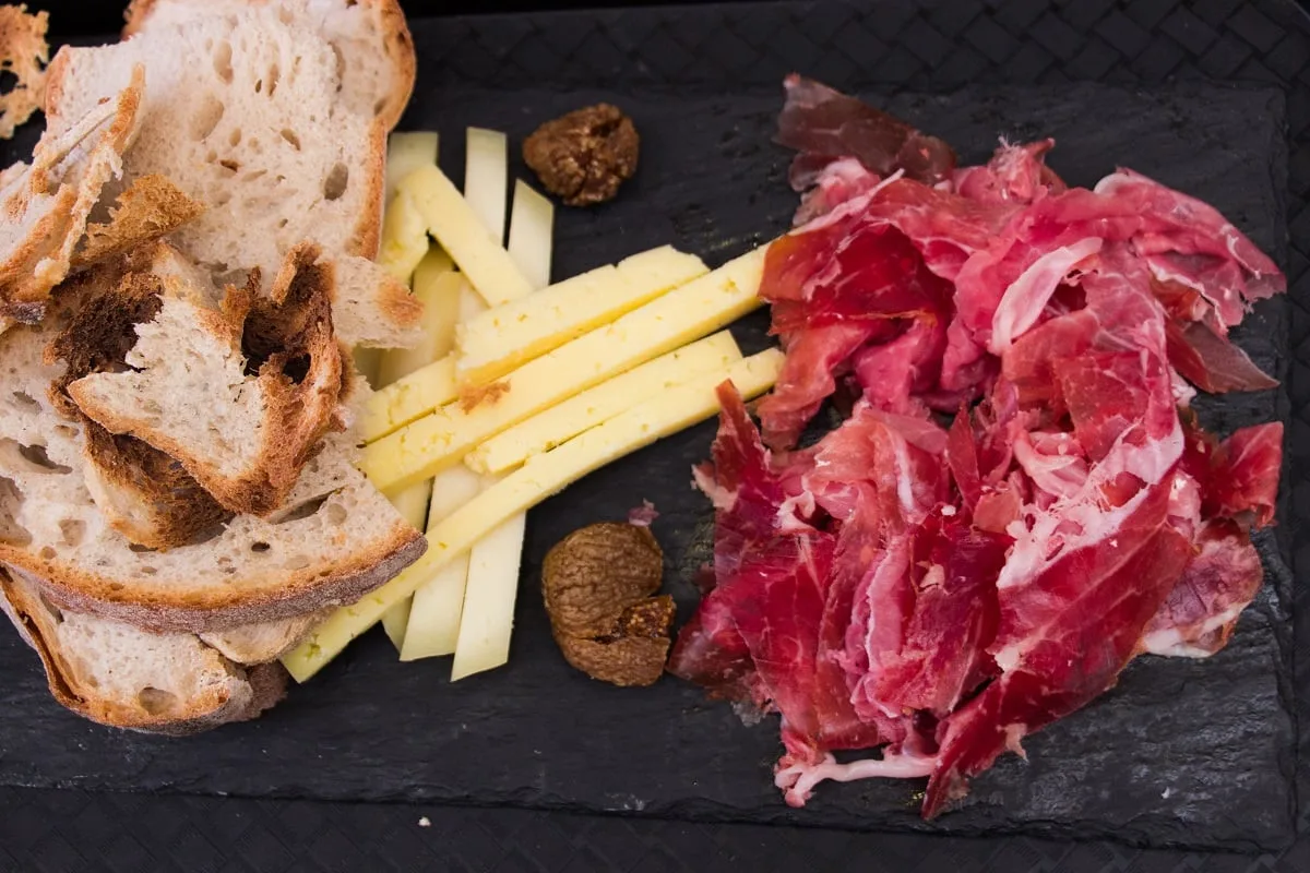 Planche de charcuterie et fromage dans le Time Out Market de Lisbonne